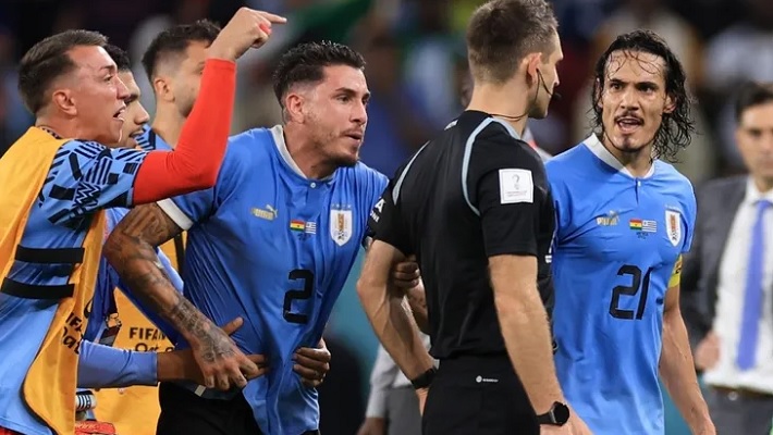 La FIFA sancionó a cuatro jugadores de Uruguay por agresiones contra un árbitro en el Mundial