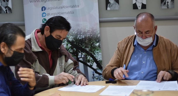 Firma de actas de inicio del Programa Mejoro mi Casa, que beneficiará a casi 200 familias del sur provincial