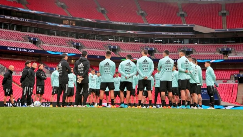 Argentina llegó a Londres y practicó en el mítico estadio Wembley donde se jugará la final frente a Italia