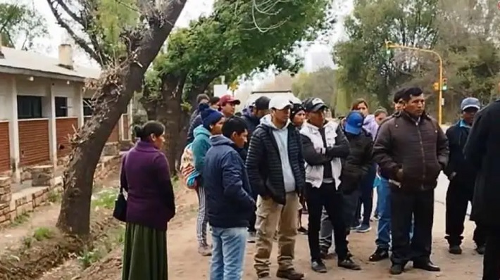 Padres de alumnos de San Carlos denuncian que los discriminan por bolivianos