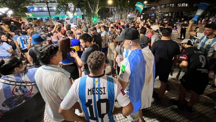 Miles de mendocinos festejaron el triunfo de la Selección en las calles