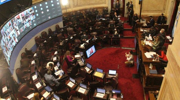 El Senado sesiona para postergar las elecciones y votar ganancias para empresas