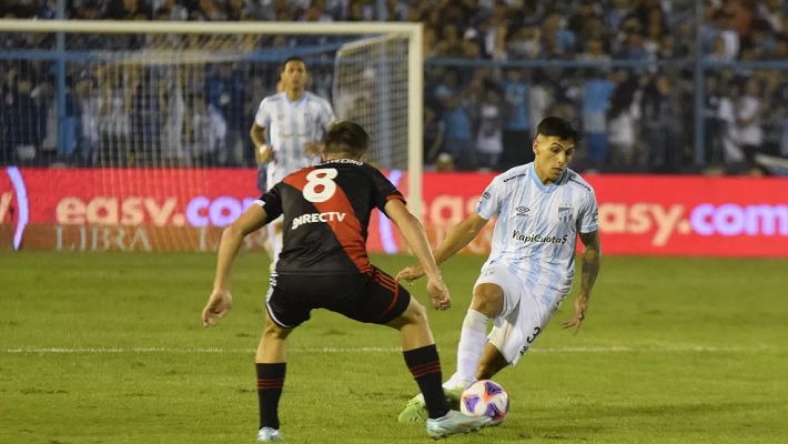 Sin brillar y con 10 jugadores, River empató con Atlético en Tucumán