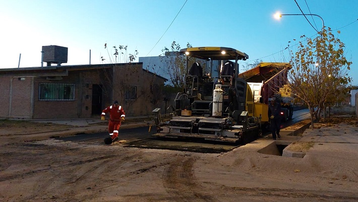 El plan municipal de asfalto inició la colocación de pavimento en el Barrio Alberdi