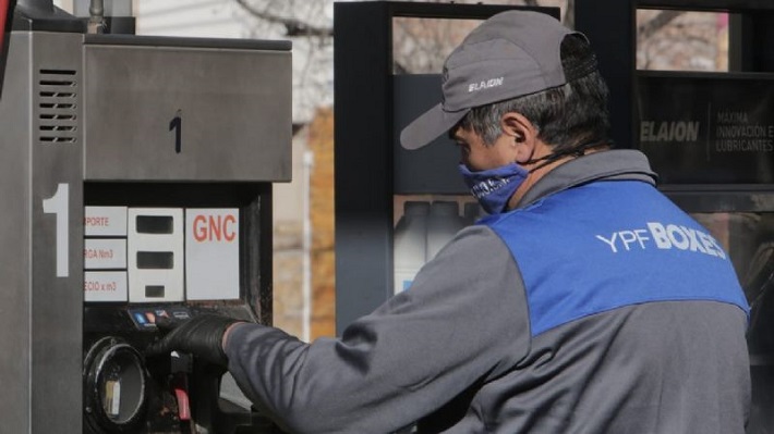 Combustibles: YPF aumenta 4,5% las naftas y acumula un incremento de 40% en el año