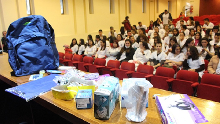 Alumnos de la carrera de enfermería recibieron mochilas con instrumentos para sus prácticas