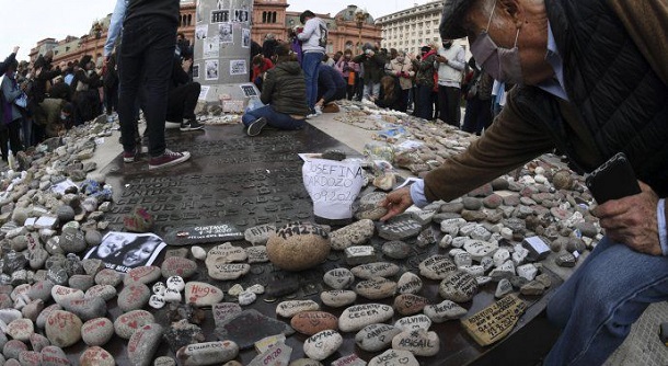 Nuevo homenaje a los fallecidos por coronavirus en Plaza de Mayo