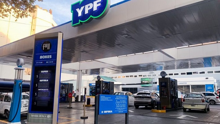 Este domingo YPF aumentó un 4% sus combustibles