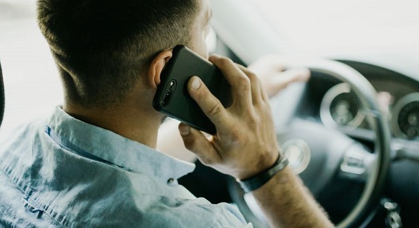 Casi 3.000 conductores por usar teléfono celular al manejar por las calles y rutas de Mendoza