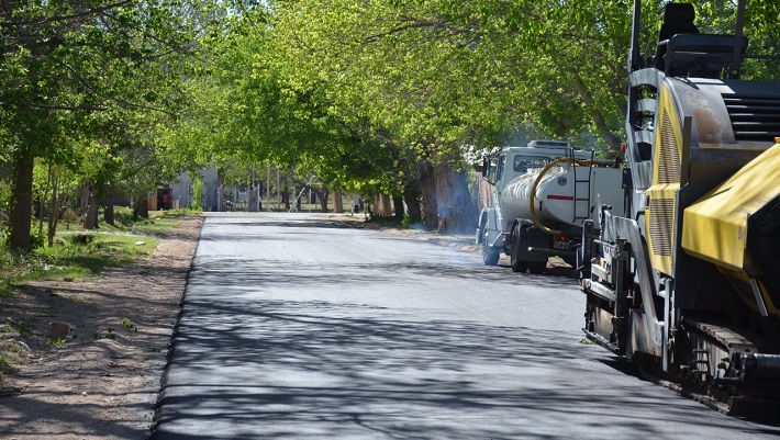 Las máquinas ya colocan carpeta definitiva de asfalto en calles céntricas de la Villa 25 de Mayo