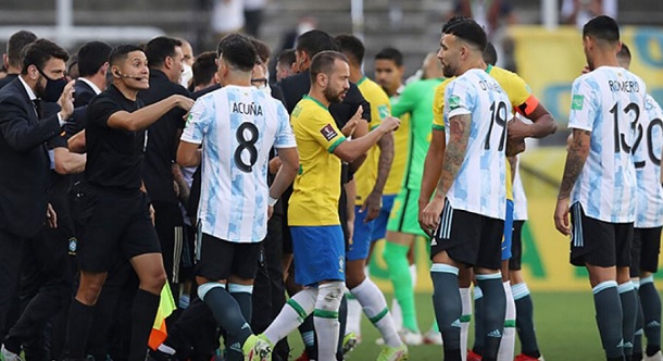 El informe del árbitro beneficiaría a Argentina al negar que se haya retirado del campo de juego