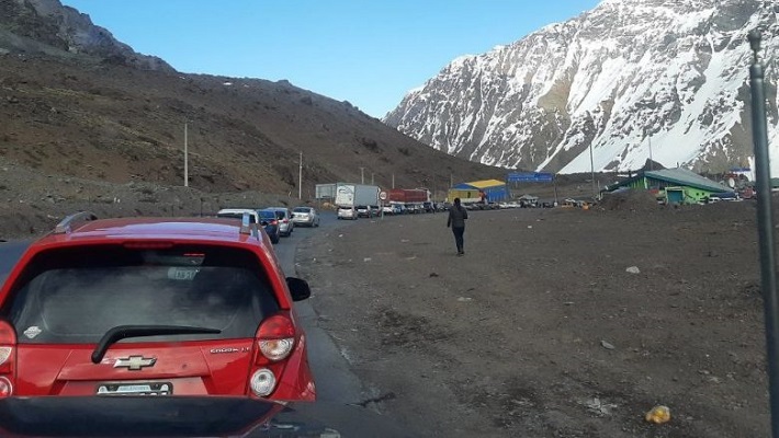 Malestar por cierre de Paso a Chile, con 5 km de autos en la fila y por el pronóstico de nevadas