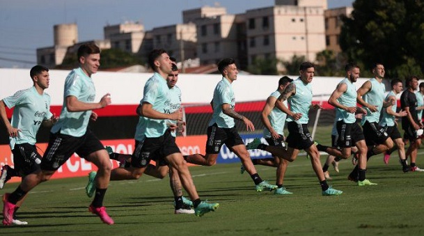 Copa América: la Selección argentina ya está en Río de Janeiro y se entrena para la final con Brasil