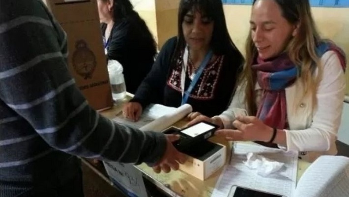 Elecciones: en algunas escuelas de Mendoza habrá votación por huellas dactilares