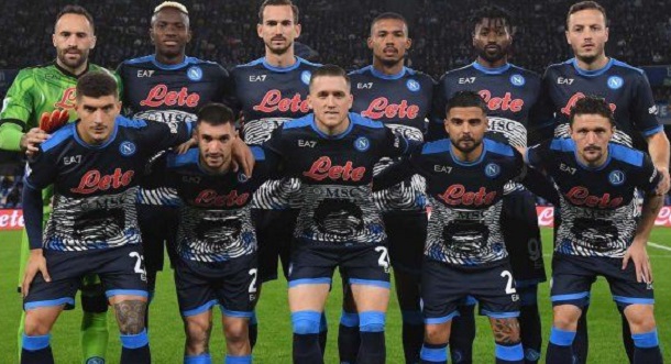 Napoli jugó con una camiseta en homenaje a Diego Maradona