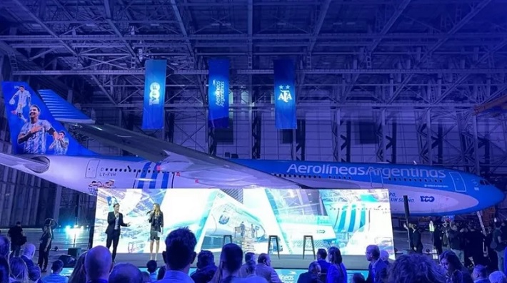 El avión que llevará a los hinchas rumbo al Mundial fue presentado por Aerolíneas