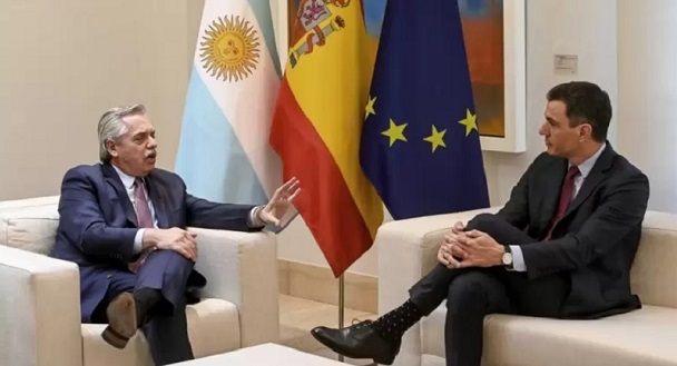 Fernández se reunió con Sánchez y ofreció alimentos y energía a España