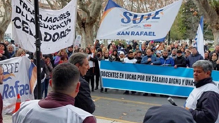 El intendente Félix se solidarizó con el reclamo de los docentes y pidió al Gobierno más apertura