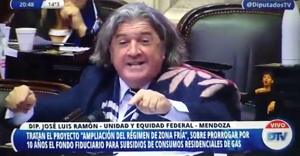 El show del diputado José Luis Ramón y su frazada al defender el proyecto de zonas frías