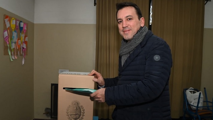 Arrancaron las elecciones en Mendoza: demoras por el frío, tardanzas y ¿quiénes fueron los primeros en votar?