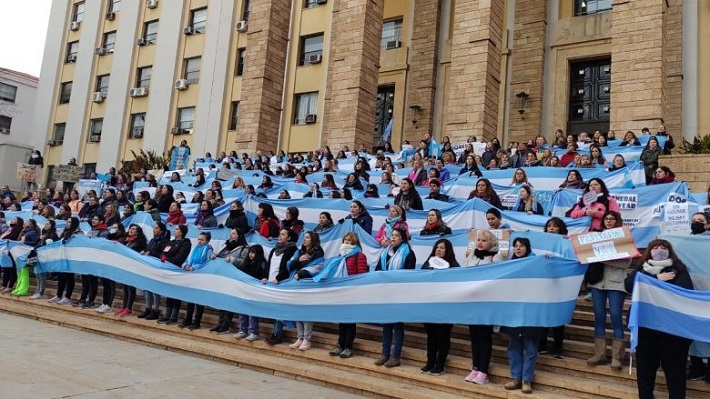 Los docentes “autoconvocados” hicieron un banderazo en Casa de Gobierno de Mendoza