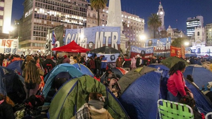 Piqueteros acampan en Plaza de Mayo: “La situación social está reventando”