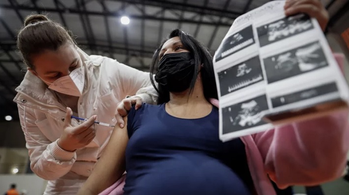 Covid-19: especialistas recomiendan que las embarazadas tengan el esquema completo de vacunación