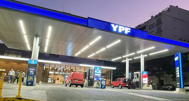 Entre gallos y medianoche: YPF aumenta las naftas 9,5% desde este lunes en todo el país