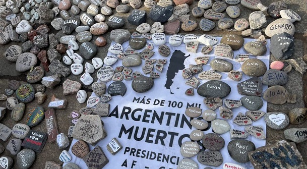 Marcha de las piedras: familiares homenajean a las víctimas del Covid-19 y protestan contra el Gobierno