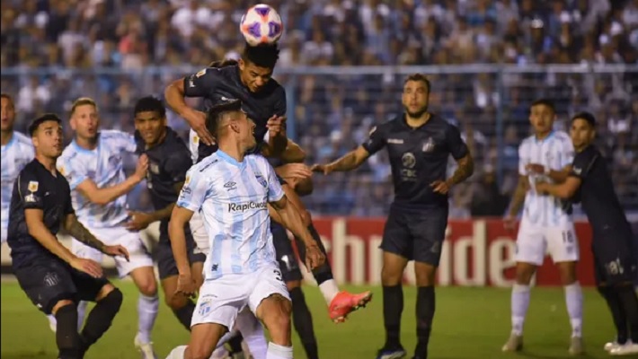 Atlético Tucumán alcanzó a Boca, pero se quedó sin punta