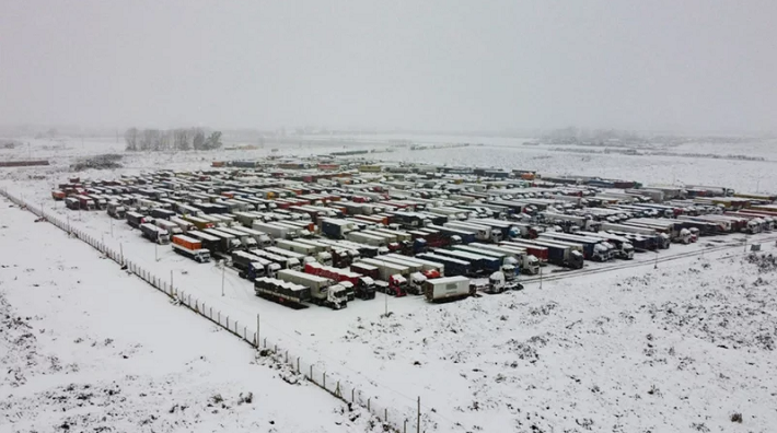 Casi 3.000 camiones se encuentran varados en Alta Montaña
