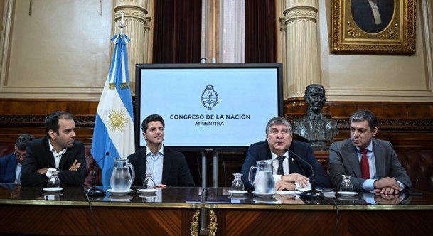 Tensión en el Congreso: la oposición se retiró de la comisión que avaló los DNU de Alberto Fernández