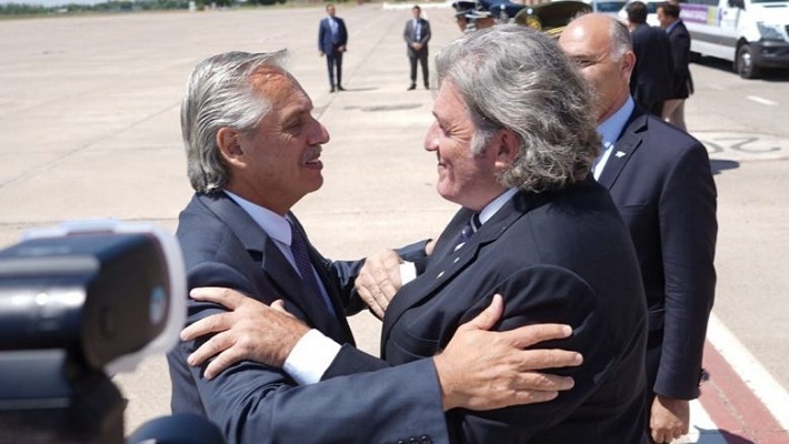Alberto Fernández llegó a Mendoza y fue recibido por dos “4 de copas”: José Ramón y Guillermo Carmona