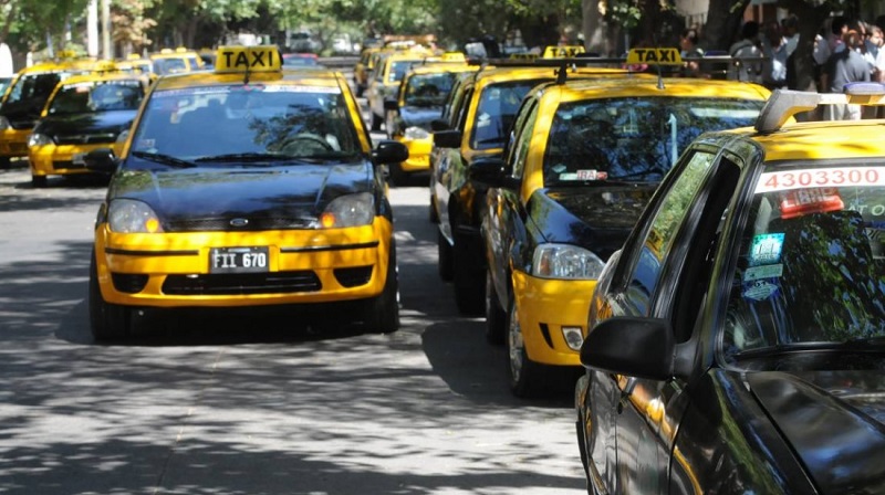 Los dueños de taxis de Mendoza piden aumentar la tarifa arriba del 32% la tarifa por cuatro meses