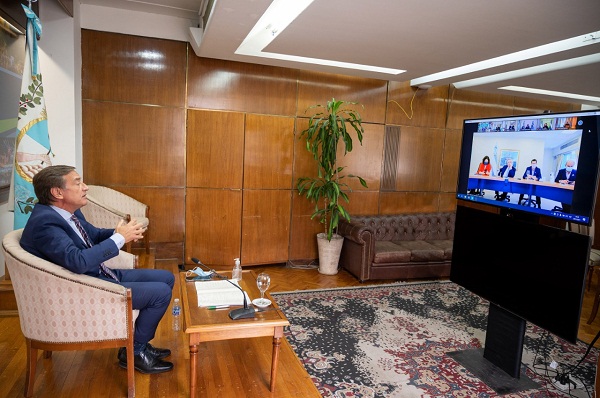 Suarez está reunido con el Presidente, a horas de un nuevo DNU
