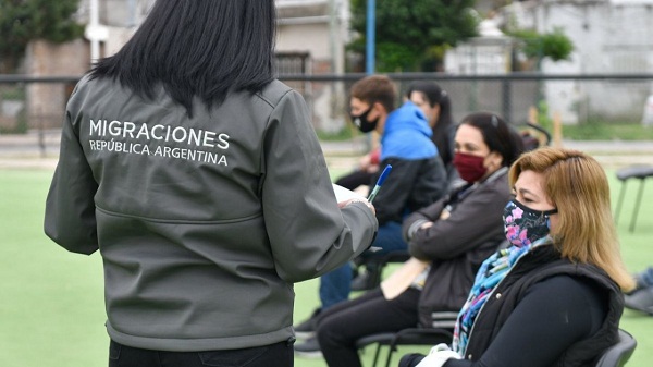 El 43 % de migrantes que llega a la Argentina aspira a quedarse