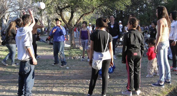 Llega la primavera con el masivo festejo de los jóvenes en el parque Yrigoyen