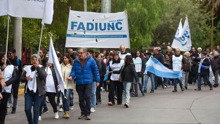 "Redoblar la apuesta":  marcha federal para defender a la universidad pública en Mendoza