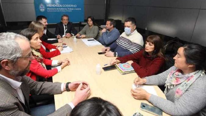 Paritarias en Mendoza: el Gobierno se reúne con otros gremios mientras espera la respuesta del SUTE