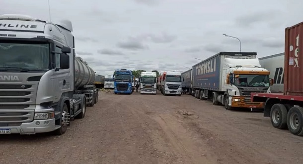 Son más de 2.300 los camiones varados del lado argentino