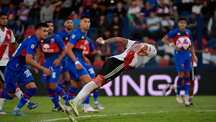 El "Millonario" derrotó al "Matador" gracias a un cabezazo de Leandro González Pirez
