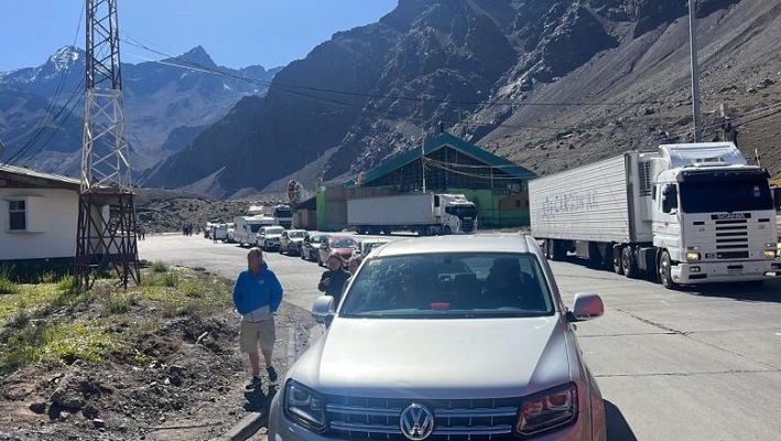 Los 2 pasos a Chile por Mendoza permanecen cerrados y hay 1.500 vehículos chilenos varados