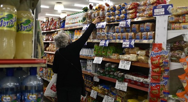 Los precios de los alimentos duplicaron los aumentos de salarios y jubilaciones en los últimos dos años