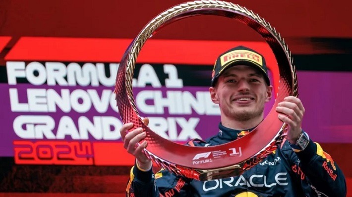El neerlandés Verstappen triunfó en Shangai tras una accidentada carrera