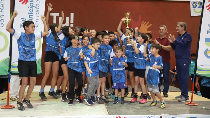 Ceremonia de premiación en el Polideportivo Nº 2 al fútbol infantil y al hockey municipal
