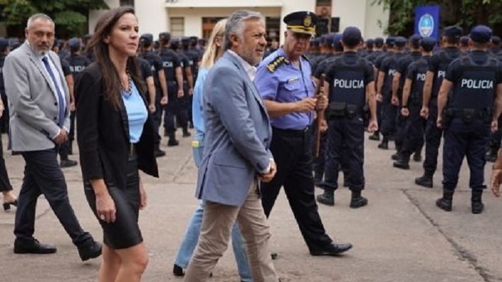 En medio de la controversia, Cornejo oficializó el aumento para la Policía y penitenciarios