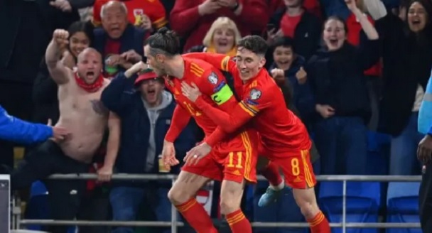 Bale brilló y Gales dio un nuevo paso hacia el Mundial