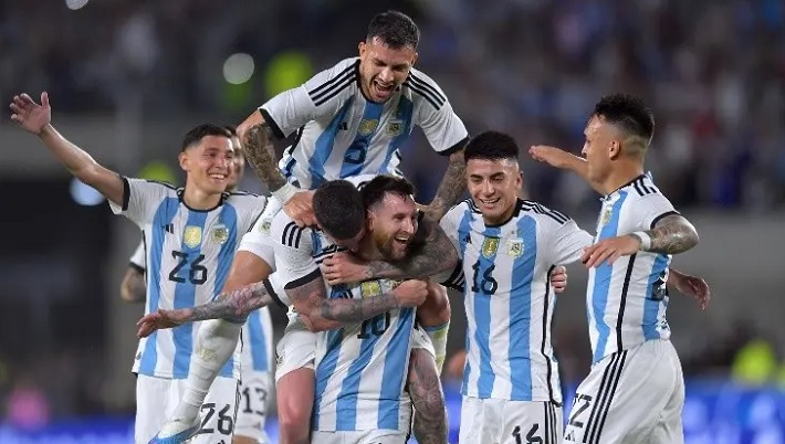 El debut de las tres estrellas: con goles de Almada y Messi, Argentina venció 2-0 a Panamá