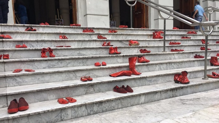 Viernes 25: Día Internacional de la Eliminación de la violencia contra las Mujeres, y muestra de zapatos rojos en Tribunales de San Rafael