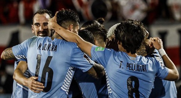 Con una gran polémica final, Uruguay sacó pasaje a Qatar